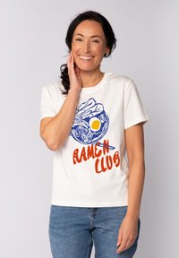 Witte t-shirt met een blauwe ramenkom grafiek en een ei, en de tekst "RAMEN CLUB" in oranje; van katoen, standaard fit.