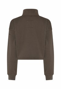 Hanorac scurt maro închis, cu guler înalt, mâneci lungi, manșete drepte și un detaliu pătrat cusut pe spate.