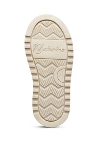 Semelle de chaussure en caoutchouc blanc avec un motif de crampons en zigzag, comportant le nom de la marque "Naturino" et la taille "24" en relief sur la surface.