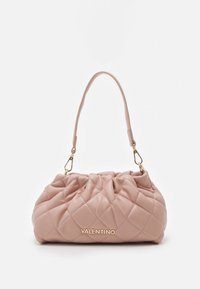 Quiltad rosa handväska med en texturerad yta, guldhardware och ett enda handtag. Har en samlad design med synlig sömnadsdetalj.