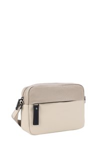 Borsa a tracolla beige con una sezione inferiore liscia e un pannello superiore testurizzato. Presenta una chiusura con zip, una tracolla regolabile e accessoriatura in contrasto.