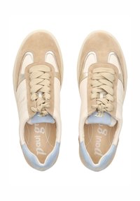 Beżowe zamszowe i skórzane sneakersy z kremowymi akcentami, teksturowanymi sznurowadłami, metalicznymi detalami i jasnoniebieską pętelką na pięcie. Logo na wkładce.