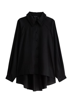 Blusa negra de manga larga con botones en la parte frontal, cuello puntiagudo y bajo asimétrico más largo en la parte trasera.