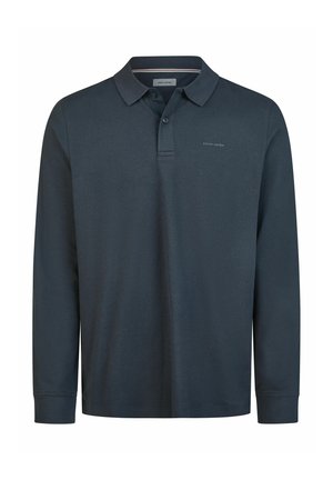 Donkerblauw polo met lange mouwen, twee knopen, klassieke kraag en klein "pierre cardin" logo op de linkerborst.
