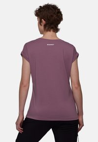 Kortärmad, lavendelfärgad t-shirt i mjukt material med rund hals och rullade ärmar. Har "MAMMUT"-logotypen tryckt i vitt på ryggen.