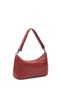 Borsa a tracolla in pelle rossa con forma curva, tracolla regolabile e chiusura superiore con zip. Texture liscia e design minimalista.