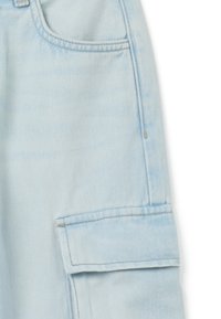 Pantalones cortos de mezclilla en un azul claro, tipo cargo, que presentan bolsillos laterales, un corte relajado y una sutil textura deslavada. La costura es visible a lo largo de las costuras.