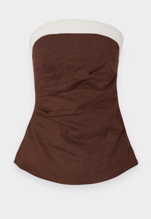 Hnedý top bez ramienok s bielym pásom na dekolte, s textúrovanou tkaninou a strihom do A so zberanými detailmi.