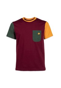 T-shirt à manches courtes avec un corps bordeaux, des manches vertes et jaunes, une poche verte et un logo d'éléphant sur la poche. En matériau coton.