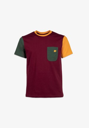 Camiseta de manga corta con un cuerpo burdeos, mangas verdes y amarillas, un bolsillo verde y un logo de elefante en el bolsillo. Material de algodón.