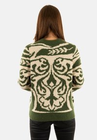 Maglione lavorato a maglia con un motivo ornato verde e crema, scollatura tonda e maniche lunghe, realizzato in filato morbido e testurizzato.