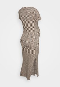 Vestido maxi de malha em tons neutros com um padrão em grelha, mangas curtas, silhueta ajustada e uma fenda lateral na bainha.