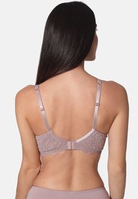 Spitzenrücken-BH aus weichem Mauve-Stoff, mit verstellbaren Satinschulterträgern, floraler Textur und einem Haken- und Ösenverschluss.