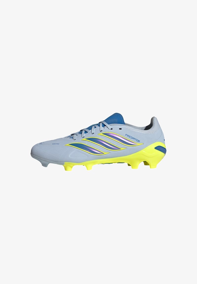 Crampon de football gris clair avec languette bleue, rayures iridescentes et pointes de semelle jaune néon, étiqueté "Predator" sur le côté.