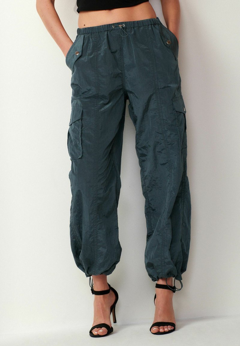 Next PARACHUTE PULL-ON TALL - REGULAR FIT - Oldalzsebes nadrágok - metallic grey