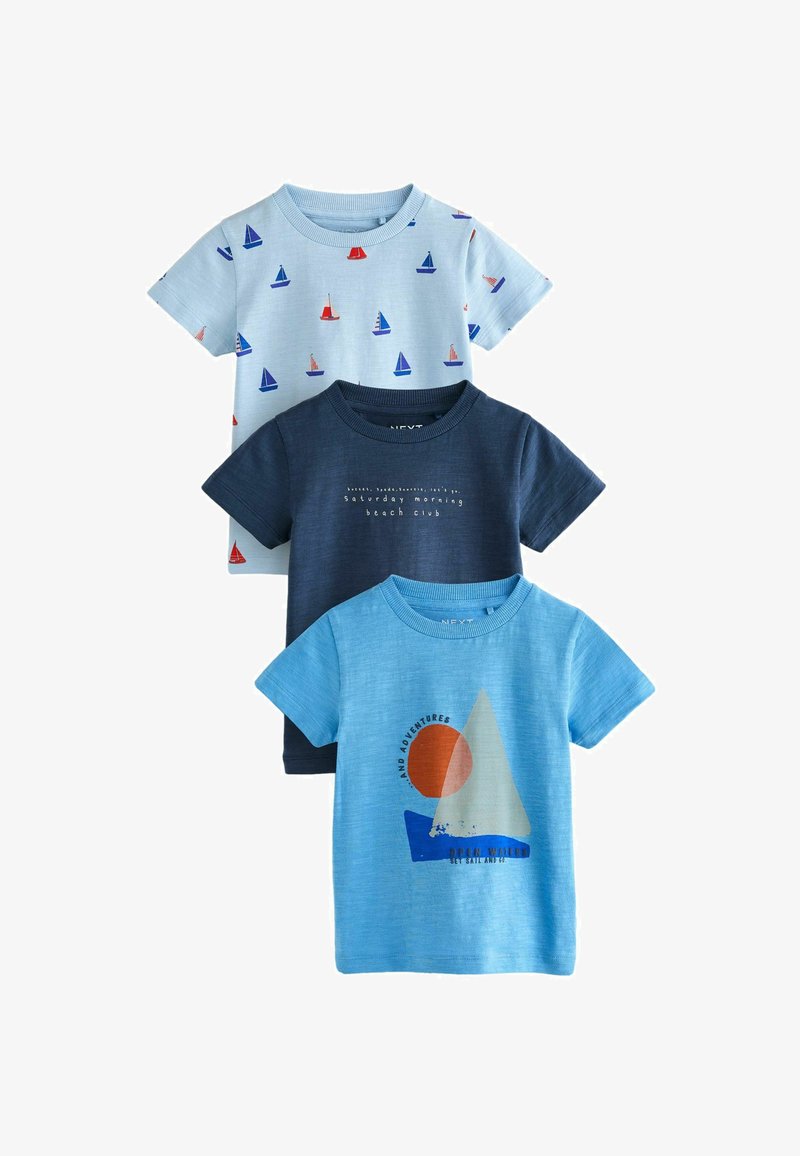 Sada tří dětských triček: světle modré s potiskem lodi, námořnické s textem a modré s grafickým designem. Bavlněný materiál, krátké rukávy.