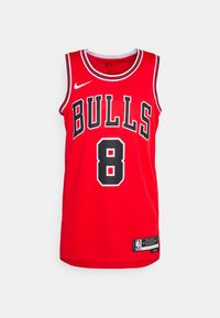 Punainen koripallopaita, jossa musta "BULLS"-kirjailu ja numero 8. Valmistettu hengittävästä kankaasta, jossa on pyöreä pääntie ja Nike-logo.