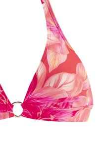 Ružový bikiny top v tvare trojuholníka s kvetinovým vzorom, ktorý obsahuje veľké ružové a biele kvety, okrúhly kovový krúžkový spoj a hladkú štruktúru.