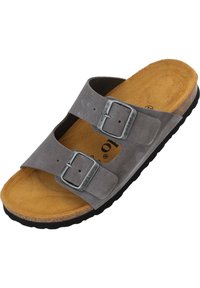 Grå mocka slide-sandal med två justerbara metallspännen, en brun läderfotbädd och en svart gummisula. Platt design för enkel användning.