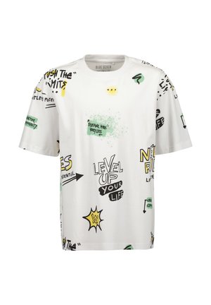 Biała bawełniana koszulka z luźnym krojem, krótkimi rękawami i kolorowymi nadrukami graficznymi, w tym frazami w czerni, żółci i zieleni.