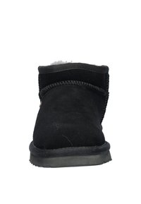 Zwarte suède enkellaars met een gestructureerd oppervlak, zachte voering zichtbaar bij de opening en een rubberen zool. Beschikt over tonale stikdetails.