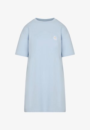 Hellblaues Kleid mit kurzen Ärmeln, rundem Ausschnitt und kleiner weißer Gänseblümchen-Stickerei auf der linken Brust.