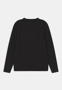 Černý svetr s dlouhými rukávy, kulatým výstřihem, žebrovanými manžetami a spodním lemem. Hladká textura, minimalistický design, bez viditelných vzorů či zdobení.