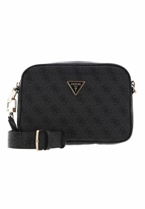 Sort Guess skuldertaske med justerbar rem, gentagende logomønster og trekantet guldfarvet logo-plade i midten.
