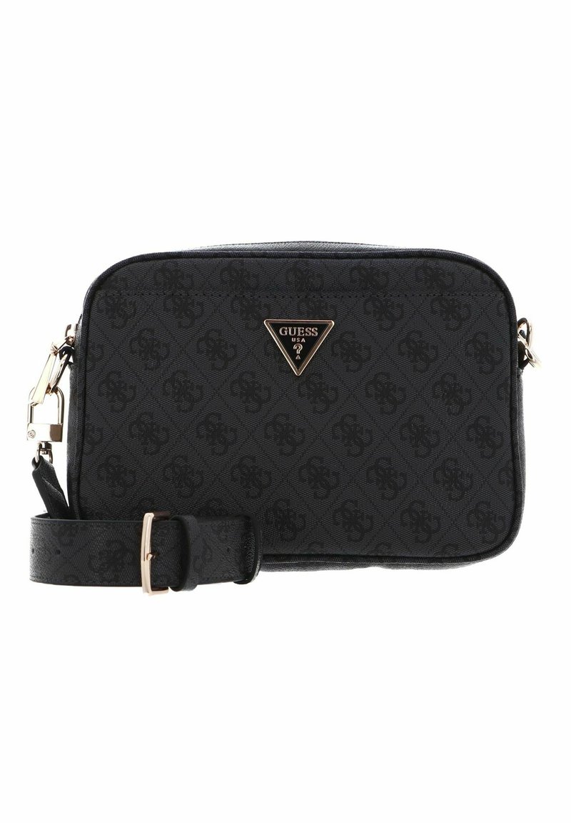Czarna torebka na ramię Guess z regulowanym paskiem, powtarzającym się wzorem logo oraz trójkątną złotą tabliczką z logo na środku.
