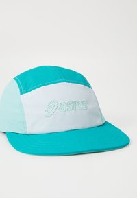 Turkio spalvos kepurė su balta priekinėmis panelėmis, puošta išsiuvinėtu 'ASICS' logotipu, plokščiu kraštu ir tekstūruota medžiaga ilgaamžiškumui.