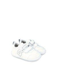 Zapatillas blancas con una textura suave, que presentan dos correas de Velcro ajustables, acentos circulares y una marca en gris claro en el costado.