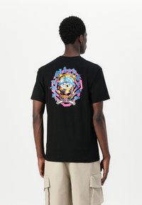 Santa Cruz - GRABKE ALL AROUND STACK UNISEX - Print T-shirt - black Thumbnail Image 1