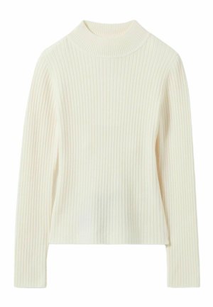 Suéter de punto acanalado de color crema con mangas largas y un cuello redondo ligeramente elevado.