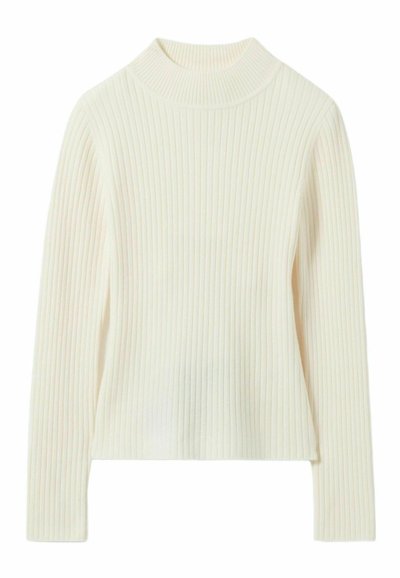 Pull en maille côtelée couleur crème avec des manches longues et un col rond légèrement rehaussé.