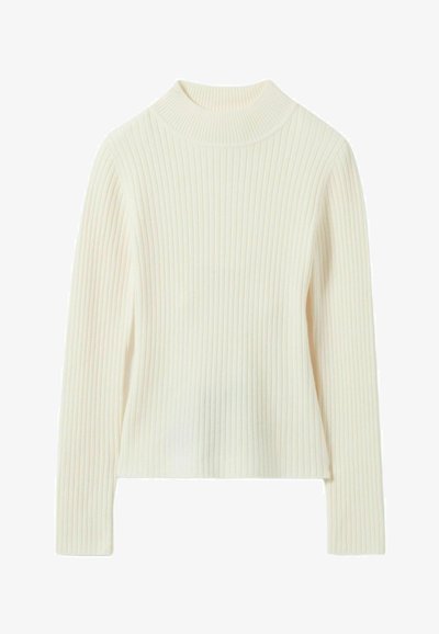 Maglione a coste color crema con maniche lunghe e un colletto rotondo leggermente rialzato.