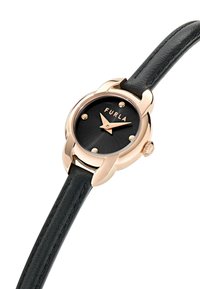 Reloj con correa de cuero negro y caja redonda de oro rosado, cara negra y tres acentos metálicos a las 12, 3 y 6 en punto. Logo de la marca exhibido.
