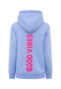 Sweatshirt bleu clair avec un grand texte rose "GOOD VIBES" imprimé verticalement au dos. Possède une capuche et des poignets côtelés. Texture de tissu douce.