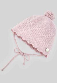 Bonnet pour bébé en tricot rose avec un motif texturé, un bord en dentelle et un pompon. Il comporte un fermeture par lien et un petit bouton décoratif avec du texte.
