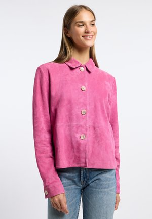 Roze suède jack met kraag, knoopsluiting aan de voorkant en lange mouwen. Het heeft een soepele textuur en een gebogen zoom.