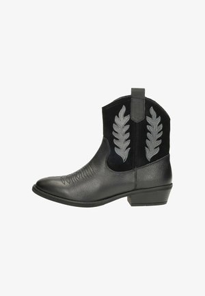 Zwarte cowboylaarzen met een leren neus met textuur en een suède schacht. Voorzien van zilveren bladhuisborduurwerk en een gestapelde hak.