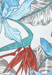 MATERIAŁ WZOROWANY Z NIEBIESKIMI KWIATAMI I CZERWONYMI AKCENTAMI NA BIAŁYM TLE, Z ZIELONYMI LIŚĆMI I SZARYMI OBRYSAMI. GŁADKA STRUKTURA.