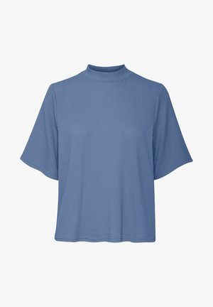 Niebieska, prążkowana koszulka z wysokim kołnierzem, krótkimi, szerokimi rękawami i luźnym krojem. Materiał ma teksturowaną powierzchnię i prostą linię dołu.