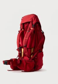 Κόκκινο σακίδιο πλάτης με δομημένο σχεδιασμό, πολλαπλές ρυθμιζόμενες θήκες, δύο πλαϊνές τσέπες και καπάκι στην κορυφή. Φτιαγμένο από ανθεκτικό ύφασμα.