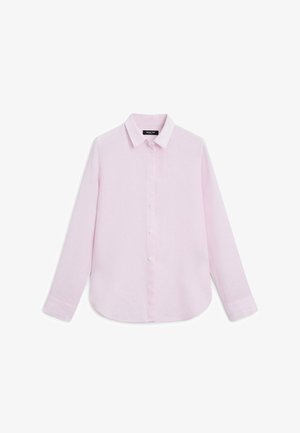 Lichtroze overhemd met lange mouwen, knoopsluiting, puntkraag en afgeronde zoom, plat uitgestald op een witte achtergrond.