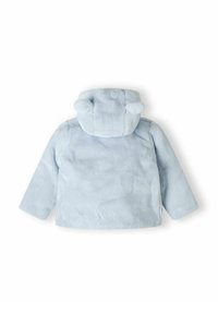 Šviesiai mėlynas, pūkuotas fliso džemperis su kapišonu, turintis mažas, apvalias ausų detales. Ilgos rankovės, minkšta tekstūra, plikas nugaros dizainas.