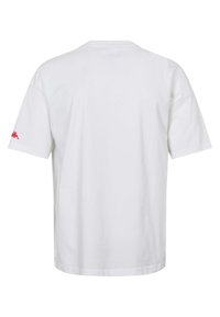 Άσπρο κοντομάνικο T-shirt που φαίνεται από πίσω με ένα μικρό κόκκινο λογότυπο στο αριστερό μανίκι.