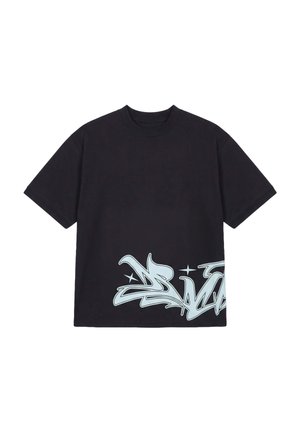 Camiseta negra de manga corta con un gráfico en estilo graffiti de color azul claro a lo largo del dobladillo inferior en la parte frontal.