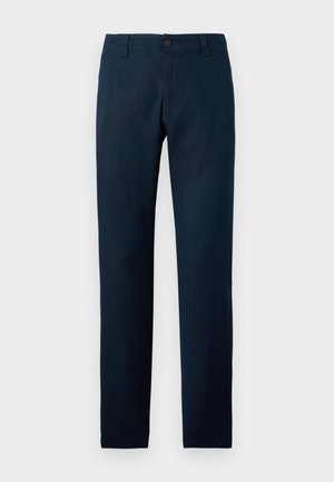 Σκούρο μπλε παντελόνι με ίσια γραμμή, θηλιές για ζώνη, κούμπωμα με κουμπί και φερμουάρ σε απλό ανοιχτό φόντο.