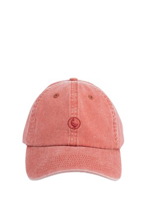 Gorra de béisbol roja lavada con visera curva y pequeño logo circular en el centro frontal.