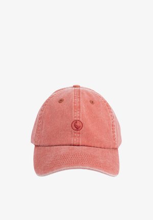 Gorra de béisbol roja lavada con visera curva y pequeño logo circular en el centro frontal.